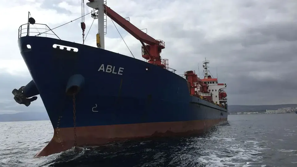 Два торговых судна подверглись атаке беспилотников в болгарских водах Черного моря; одно судно затонуло, есть пропавшие без вести. Спасатели ведут поиск.