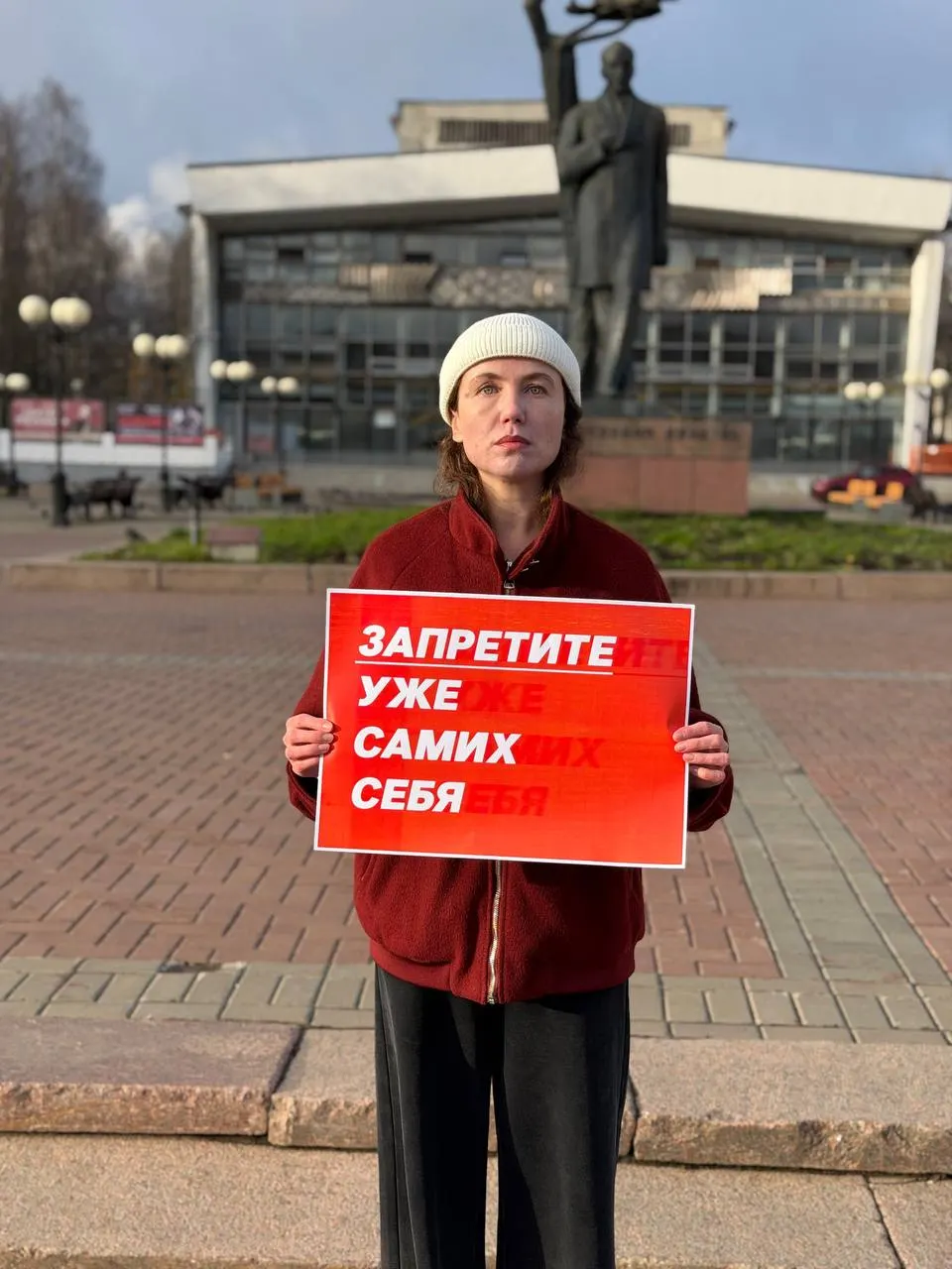 Левые активисты вышли на Театральную площадь Сыктывкара с плакатами против требования уведомлять мэрию о митингах в зонах отдыха; законопроект внесли в региональный парламент представителями нескольких партий.