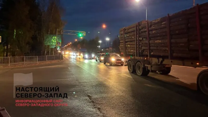 После начала работ на Краснозатонском мосту через Сысолу жители жалуются на длительные поездки домой. Частично дорогу закрыли, движение регулируют светофоры, люди ищут альтернативы.