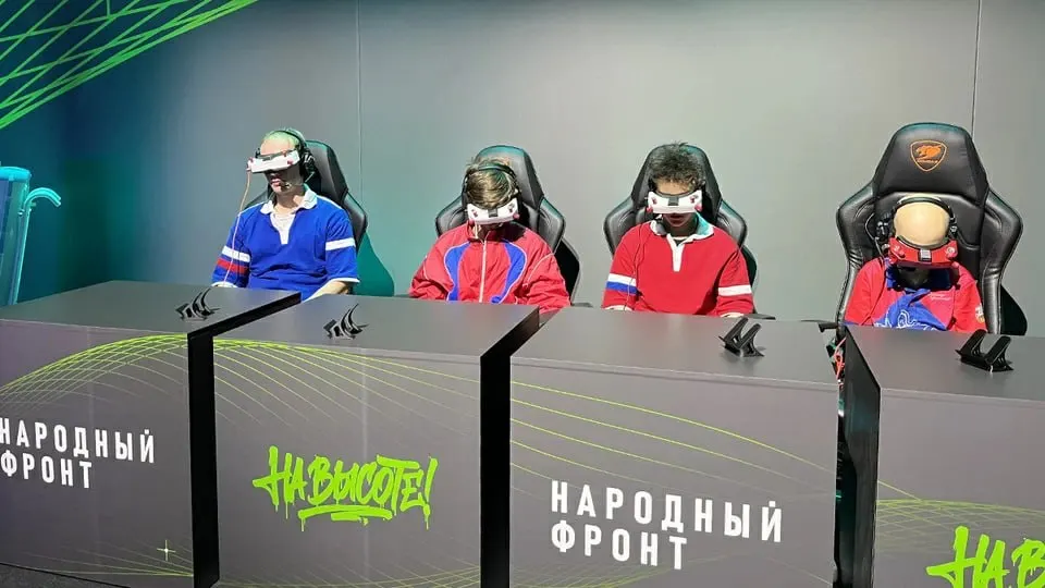 Новый норматив по управлению беспилотниками запускают в пилотном формате в нескольких регионах; планируется создание дрон-классов в десятках школ по всей стране.
