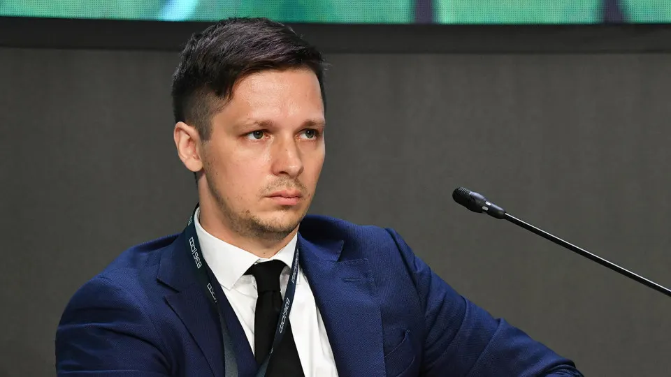 Эксперты обсуждают рост государственного сектора и налоговые меры на фоне ожиданий экономического роста к 2027 году, влияние на бизнес и бюджет.