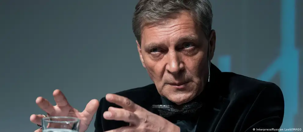 Александр Невзоров внесён в перечень экстремистов и террористов; он покинул Россию и получил заочно осуждение, а его семья — украинское гражданство.