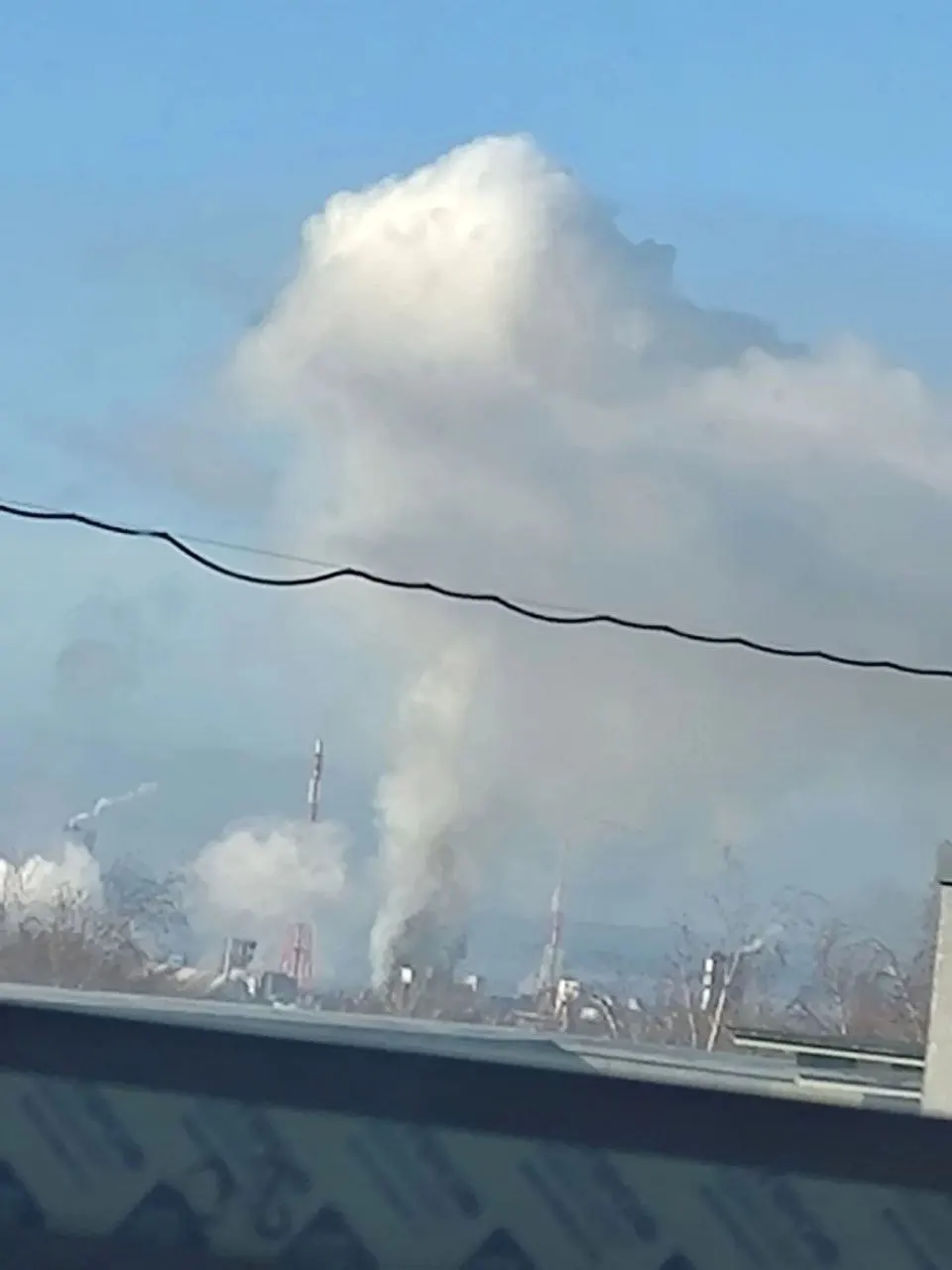 В ночь и утро 23 октября над регионом зафиксировано множество беспилотников: три человека госпитализированы, повреждены дома и инфраструктура, школы переведены на онлайн-обучение; над Березниками идёт дым над заводским объектом.