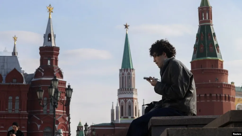 Госрегулятор инициирует законопроект об идентификации детей в соцсетях и сокращении времени их онлайн-пребывания; также приводятся зарубежные примеры мер.