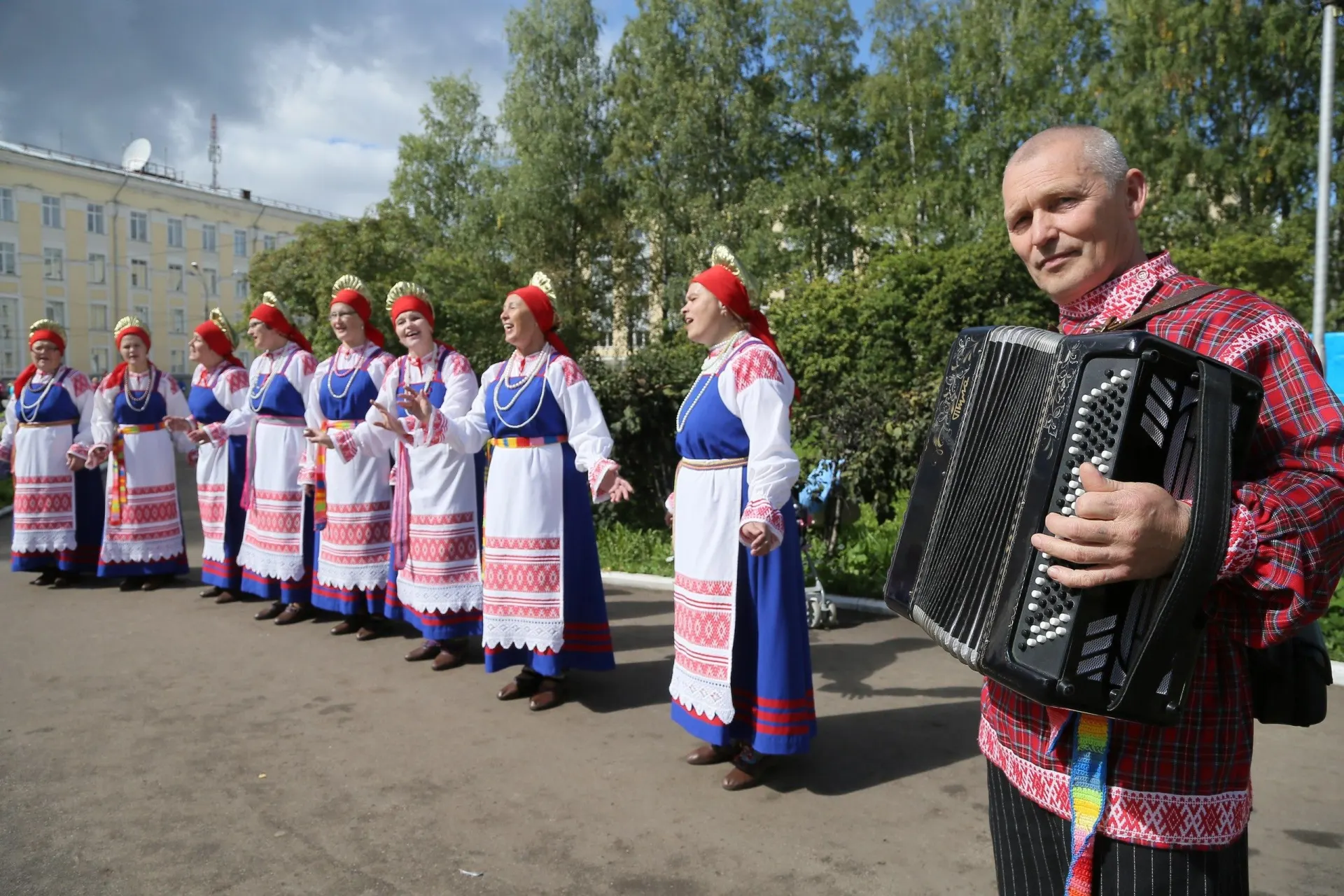 Правительство обязано ежегодно представлять доклад о реализации языковой политики. В материале отмечается сокращение числа школьников, обучающихся на родных языках, и происходящие изменения в школьном образовании.